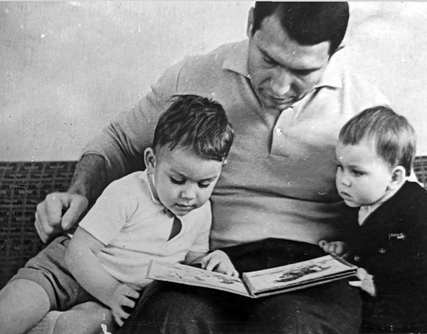 Александр Иваницкий с сыном Володей и дочкой Катей.
Фото Из архива семьи Иваницких