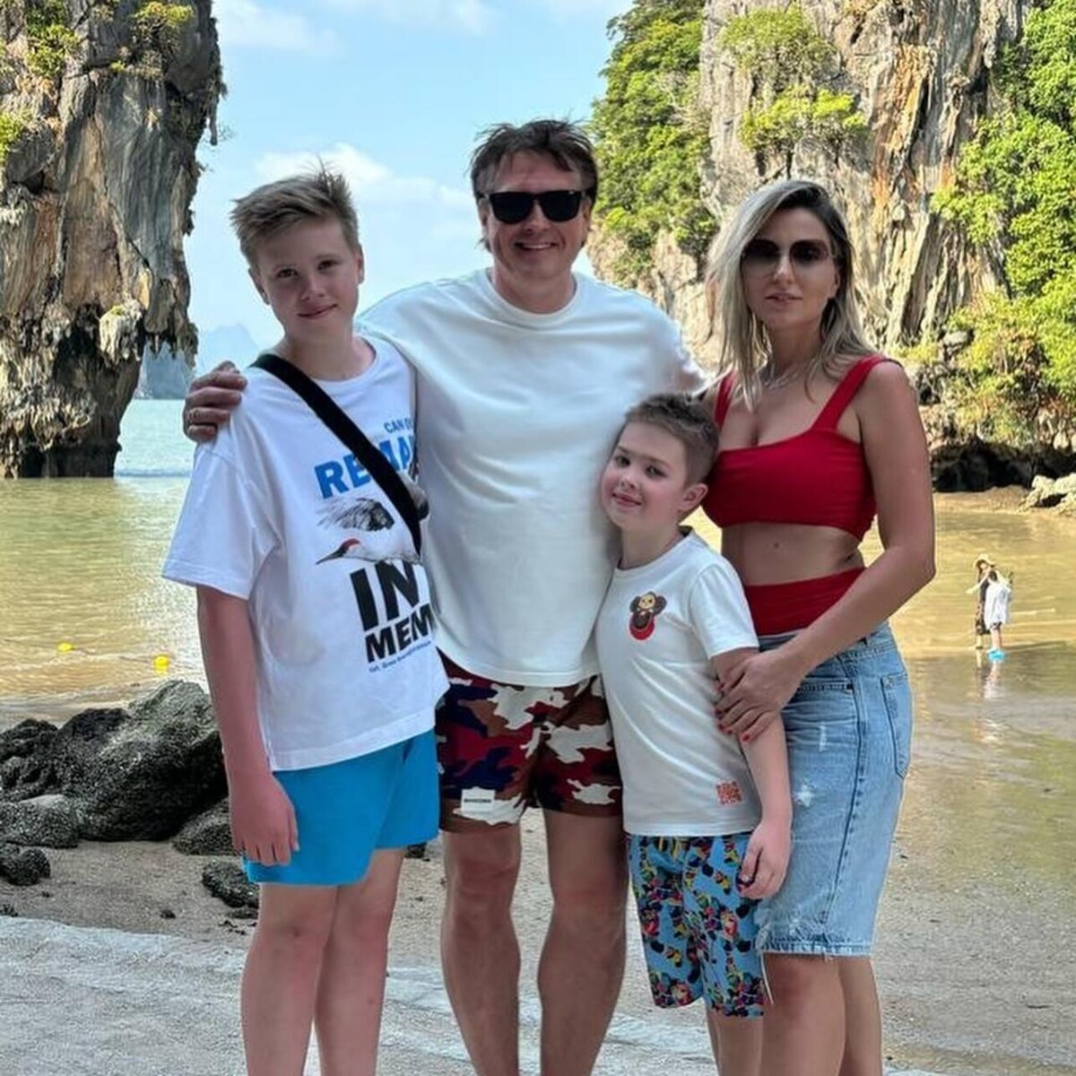    Денис Матросов с женой Оксаной и детьми Социальные сети