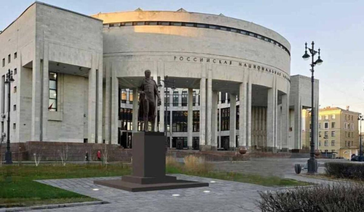     Памятник перед РНБ. Источник: kp.ru Автор фото: Пресс-служба ГАТИ