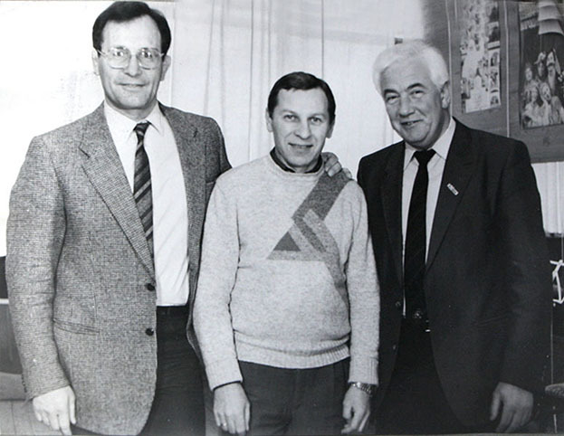 Александр Иваницкий с популярными спортивными комментаторами Евгением Майоровым (в центре) и Георгием Сурковым.
Фото Из архива семьи Иваницких