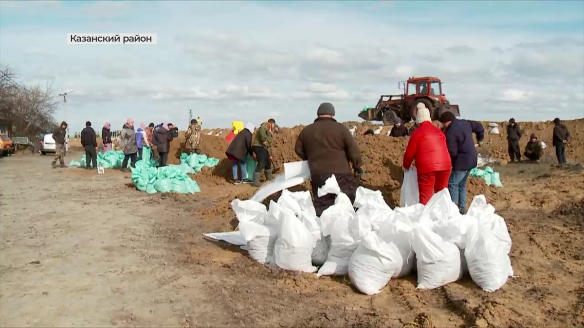 Укрепление дамбы в Казанском районе