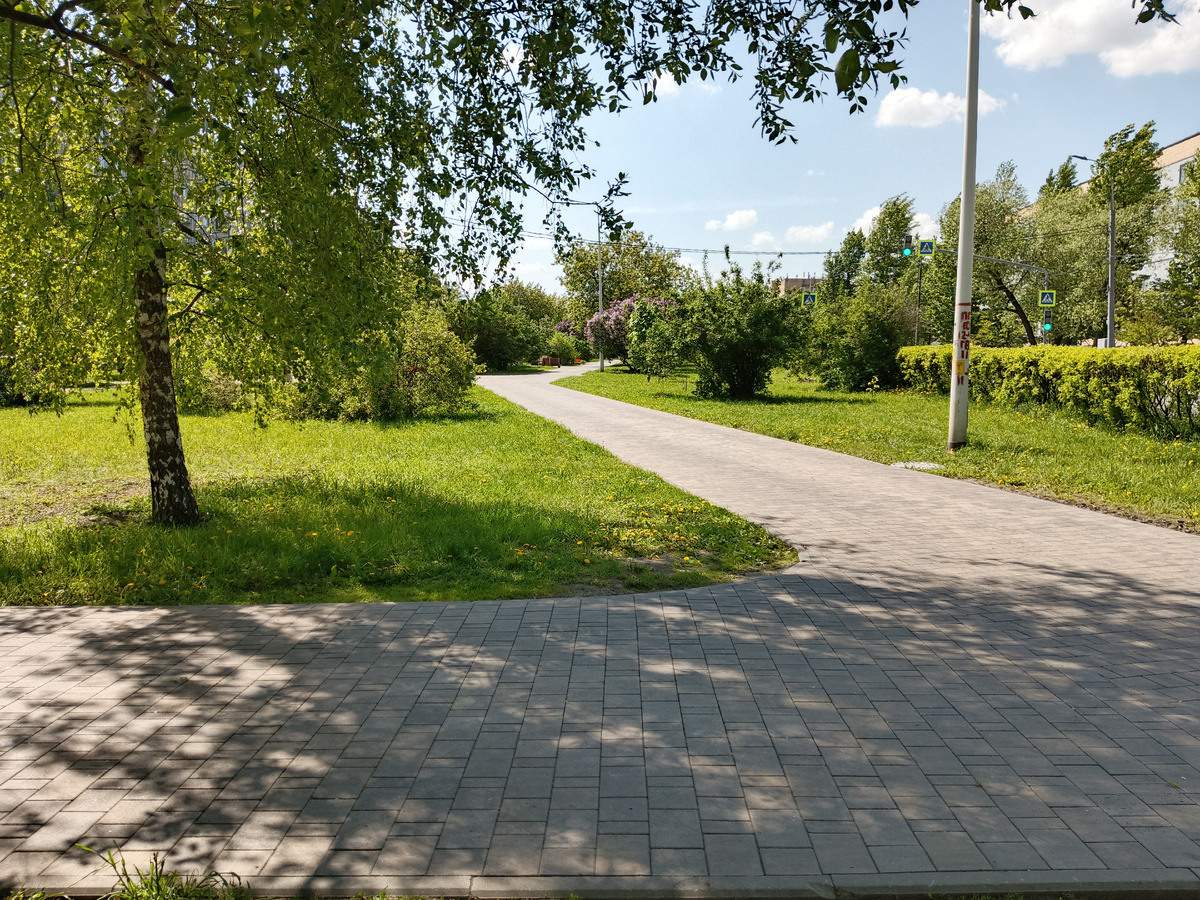 Вид с северной стороны сквера, справа — 19-й таксомоторный парк.