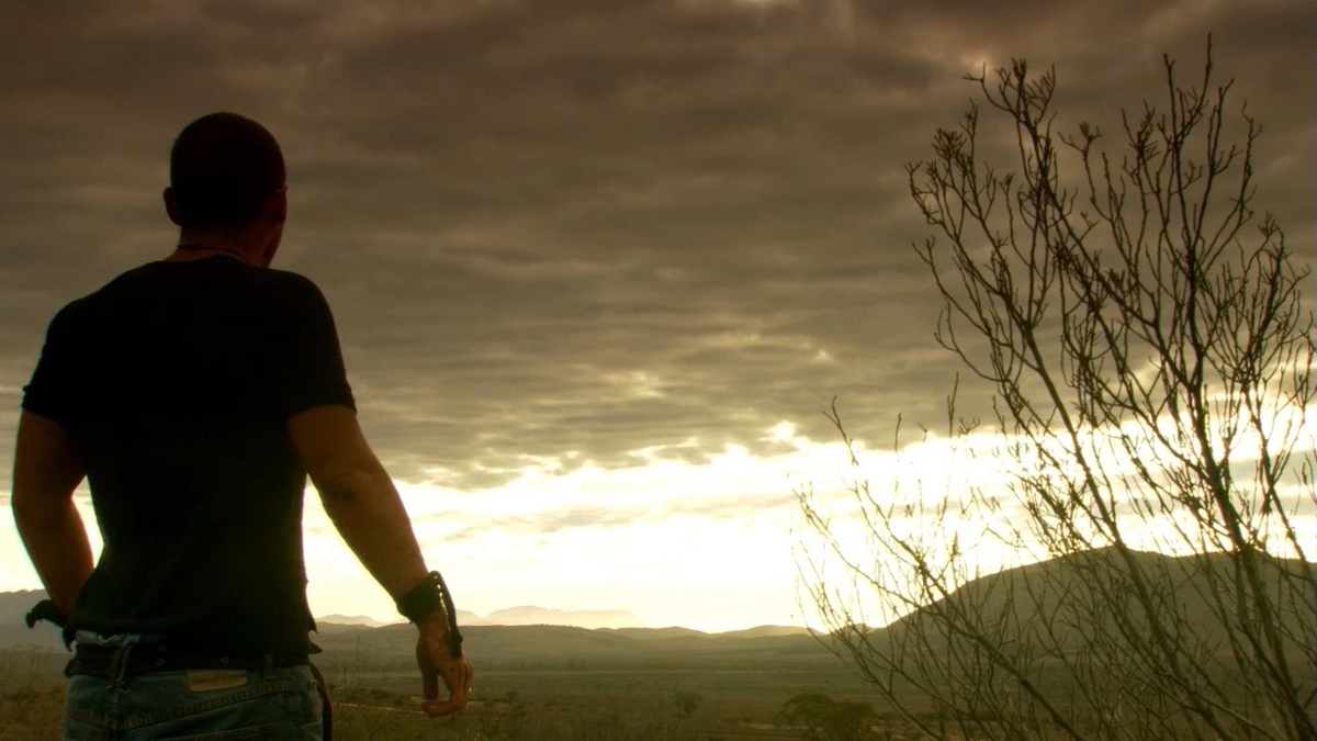 Будто случайные кадры дикой природы под палящим солнцем отлично задают антураж. Есть нечто зловещее в подобном удалении от цивилизации. 