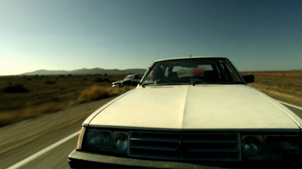 Похоже, без отсылки к главной поп-культурной иконе Австралии не обошлось. Эпизод погони будто кадр в кадр взят из фильма «Безумный Макс».