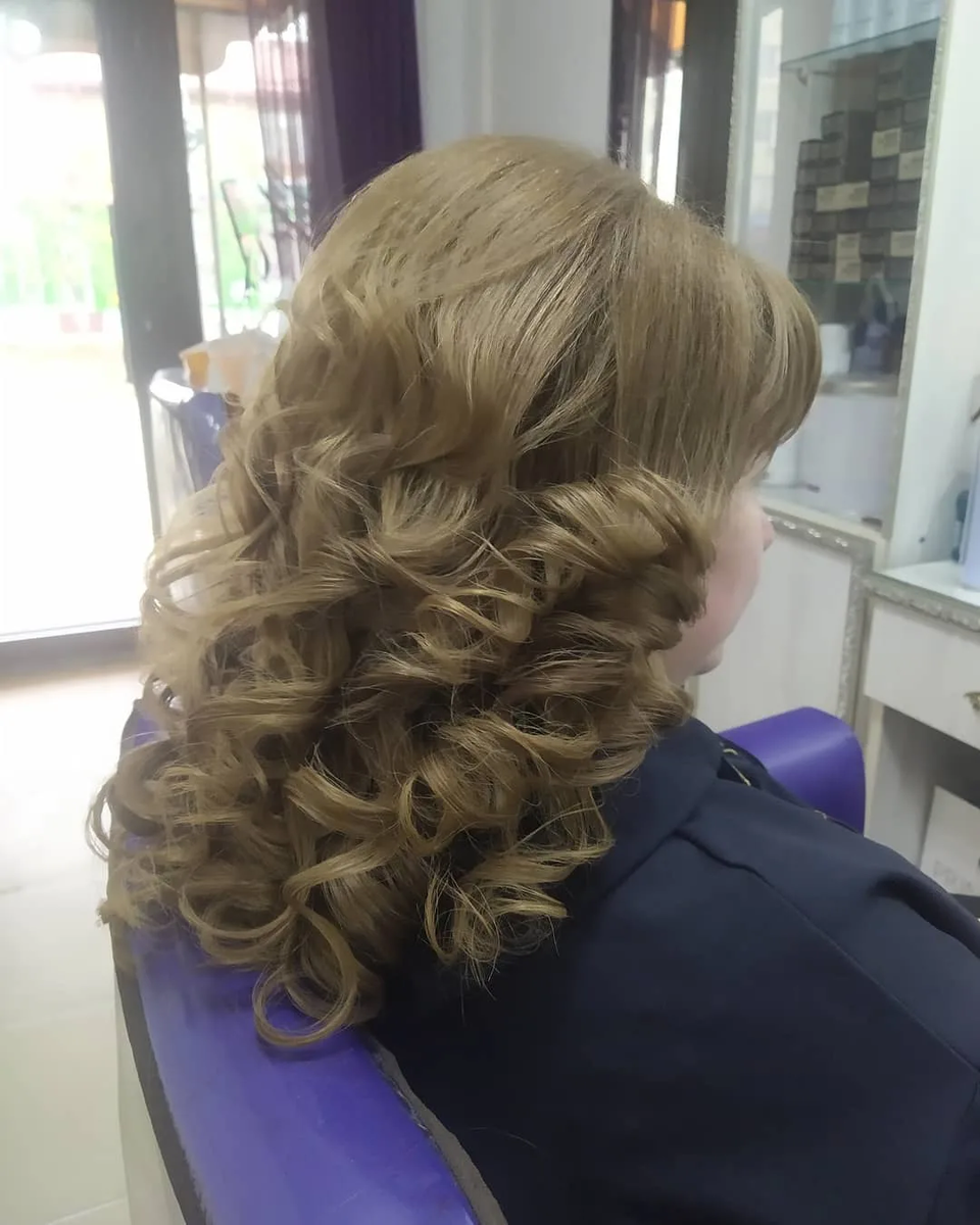 Я хотела вот такую прическу, на что парикмахер меня чуть ли не высмеяла. "А что такого? Смотрится хорошо!", - я считаю 