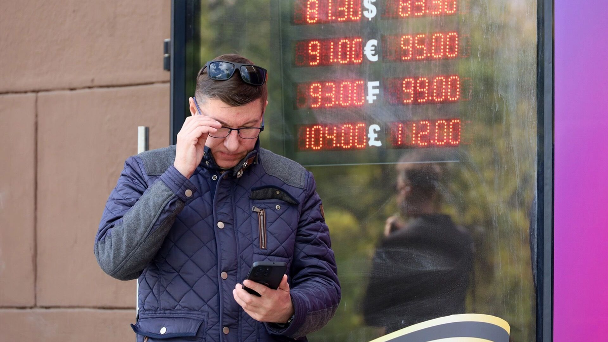Почему валютные прогнозы сломались и перестали срабатывать, но рублю все равно придется стать слабее. Фото: Елков Олег. ТАСС