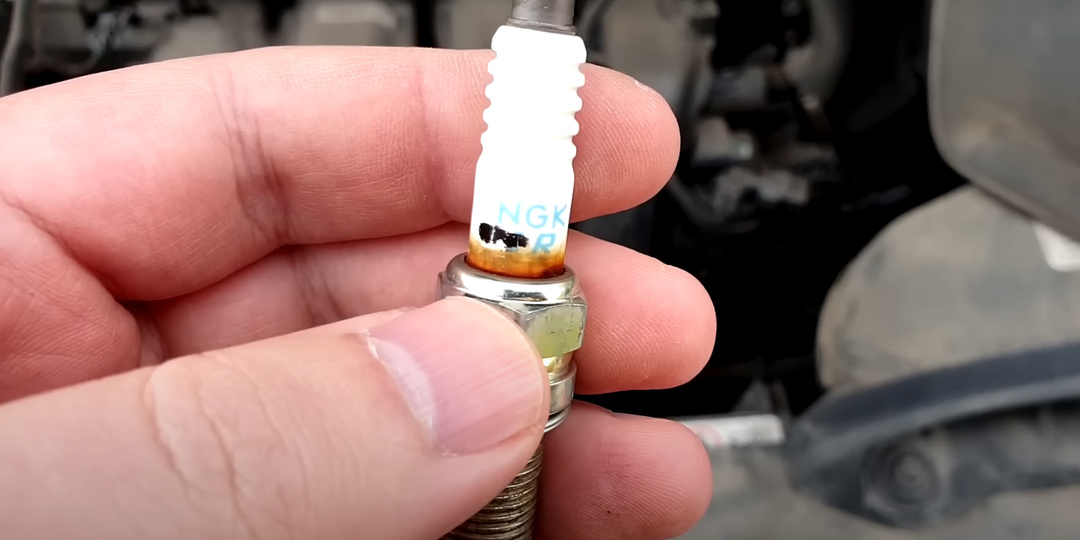Коричневый ободок на свечах зажигания: выкидывать или можно ездить