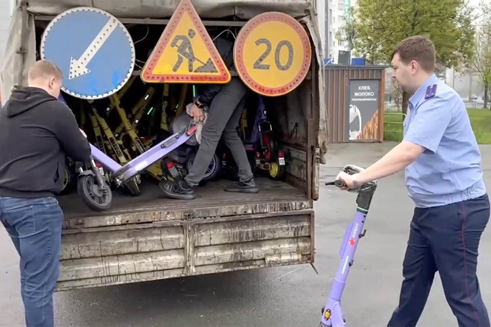    Прокатные самокаты в Челябинске начали опечатывать и вывозить с улиц в грузовых фургонах. / СУ СК России по Челябинской области
