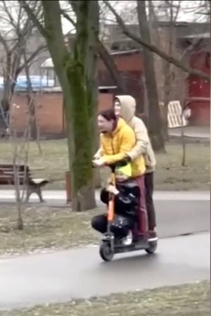    Штрафы за нарушение правил использования самокатов пока не решают проблему безопасности. / Фото: vesti.ru