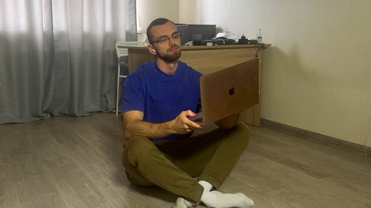 Хоть я полностью работаю из дома, но все равно нахаживаю более 8к шагов) Потому что хожу в магазин вместо доставки, хожу до зала 20-30 минут и наматываю круги по квартире, когда о чем-то размышляю)  