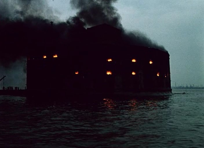 Заброшенный к 1983 году форт «Император Александр I» («Чумной») Кронштадтской крепости действительно выгорел в результате устроенного на съёмках пожара.