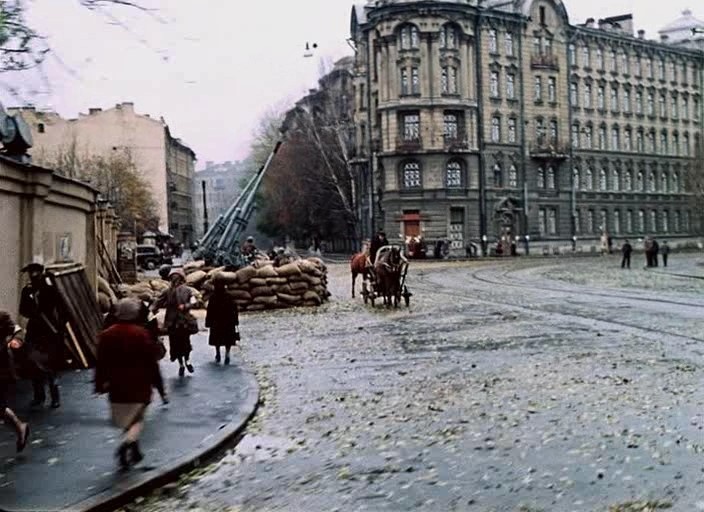 Многие критики отмечают высокую аутентичность обстановки Ленинграда в начале войны, которую удалось воссоздать в Ленинграде 80-ых. 