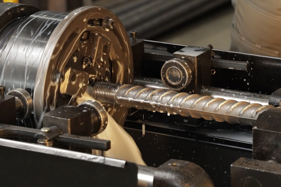 Накатка резьбы на арматуре на станке RECO-55N