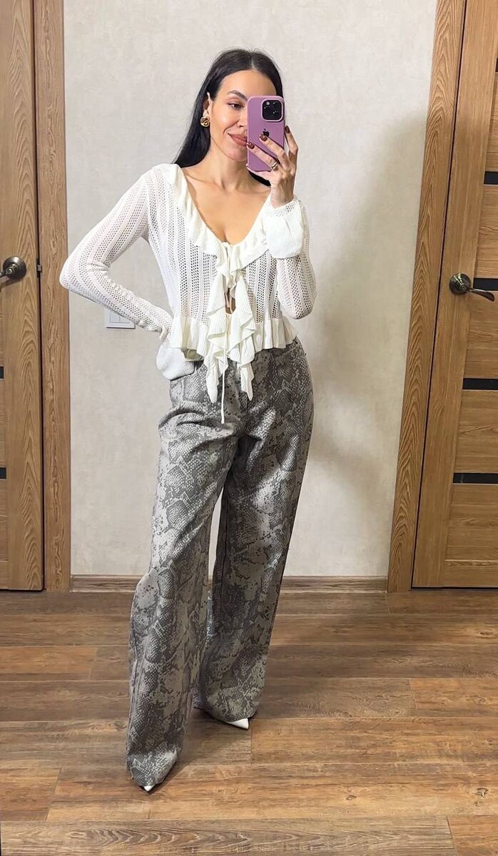 На мне брюки в минимальном размере. Сели свободно по бедрам и талии