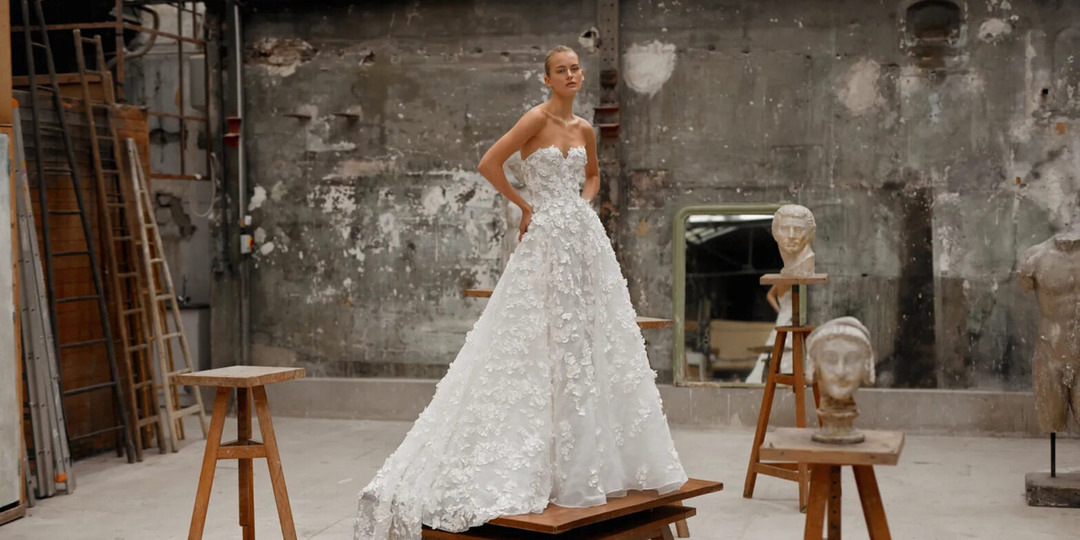 С бантами, бисером и цветами: 18 свадебных платьев на любой бюджет