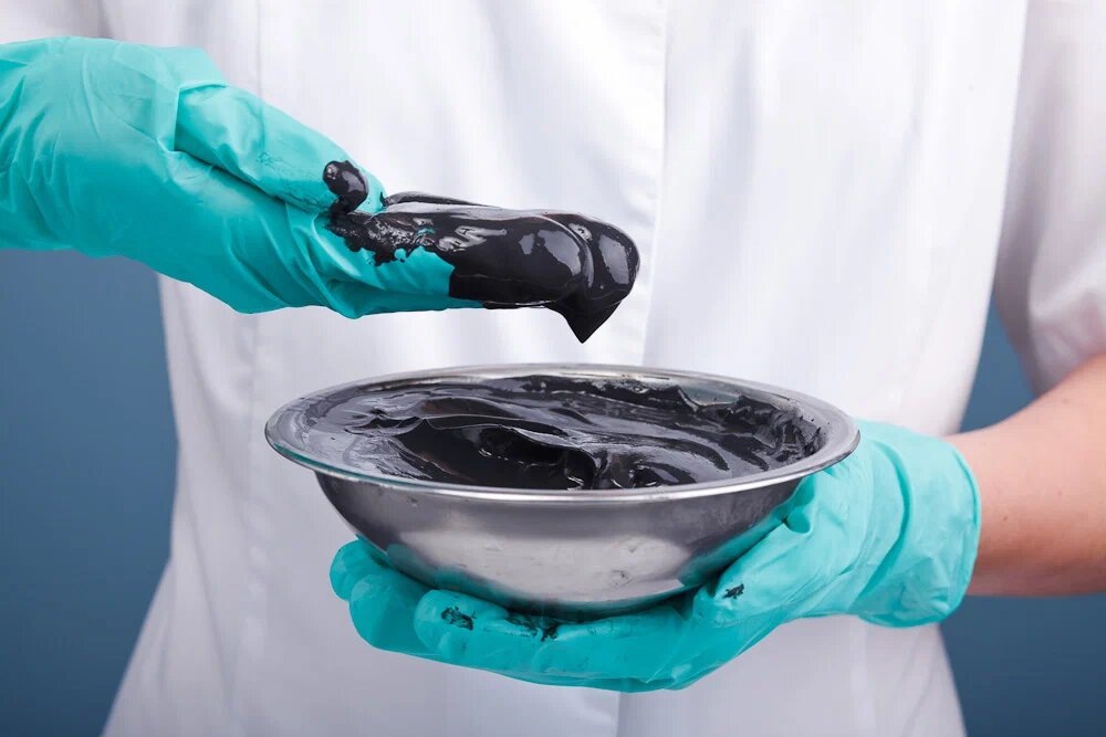 Готовая к применению грязь — тёмно-серая или чёрная, мягкая, однородная и с сероводородным запахом. Фото: Дмитрий С. / Яндекс Карты