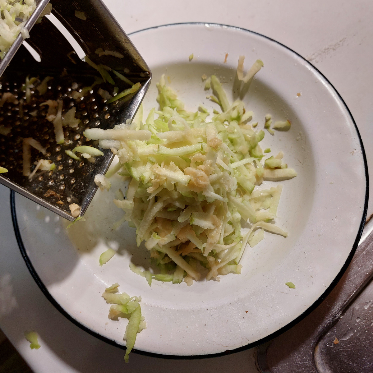   Тру яблоки для салатов. И правильно ... Это важно