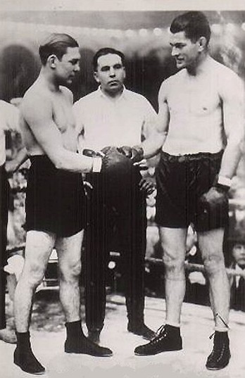 Гарри Греб (слева) против Джина Танни (справа).