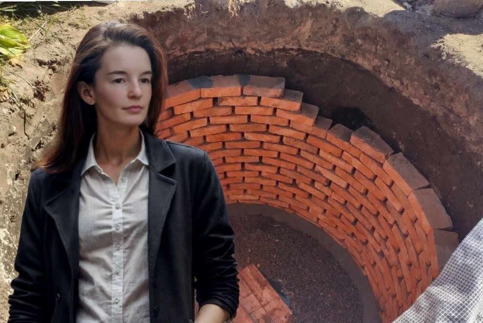 Вот такую, как на фото за спиной моей помощницы