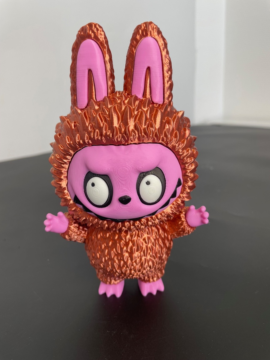 Labubu — напечатан и собран на заказ, вид спереди.