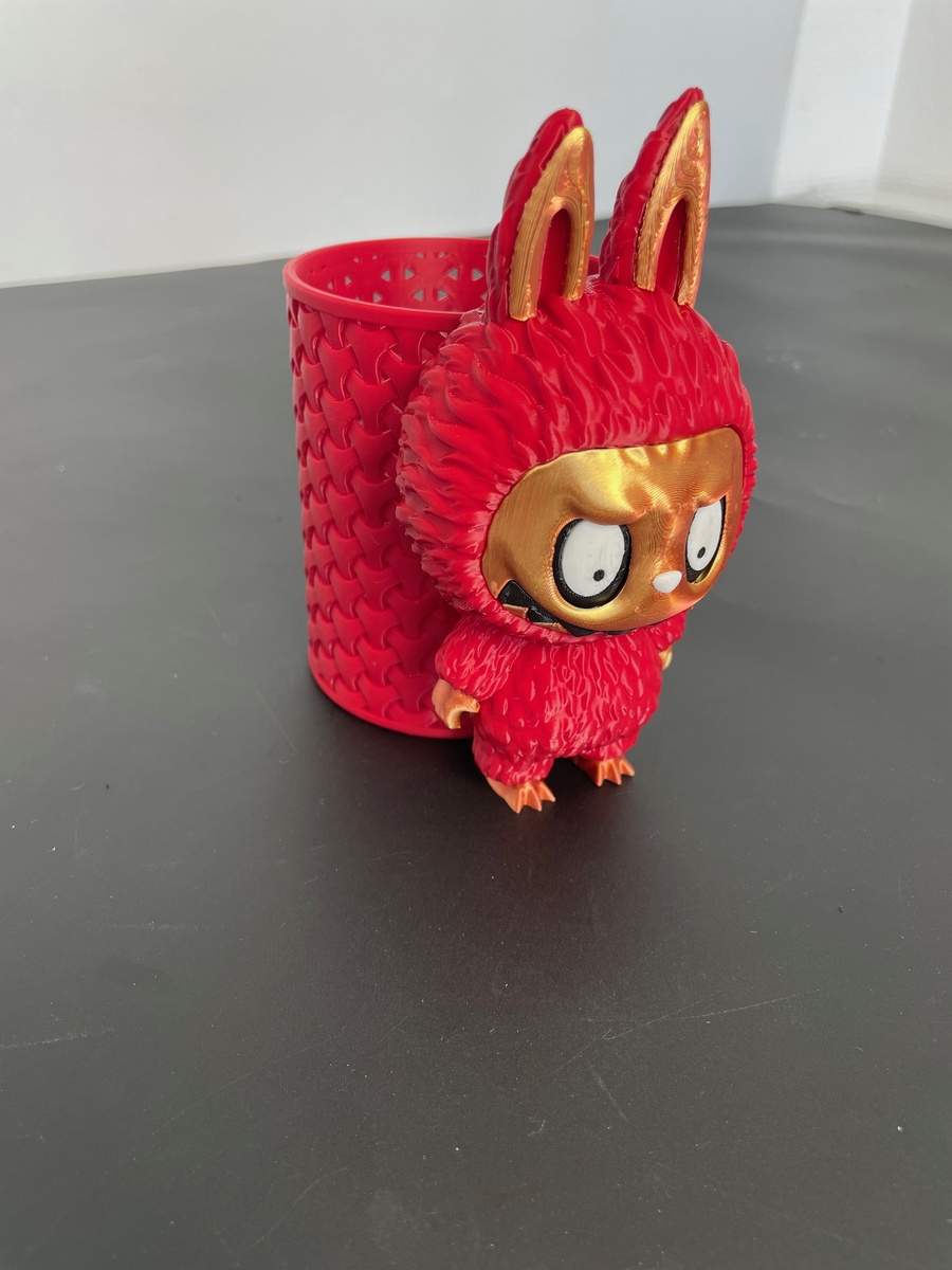  Кастомный Labubu с агрессивной мимикой и золотым покрытием.