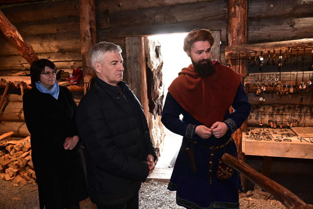    Глава Карелии Артур Парфенчиков в историческом парке «Бастион» в Сортавале. Фото: «Республика» / Сергей Юдин