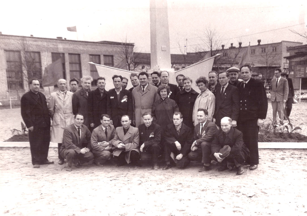 Ветераны войны и труда у обелиска Славы в день открытия 9 Мая 1965 года. В центре директор завода Г.И. Лохин