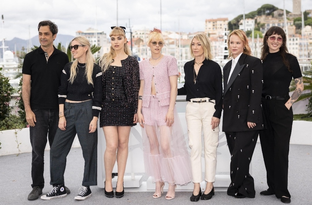  Кристен Стюарт и каст "Хронологии воды" на фотоколле в Каннах. Материал из сети.
