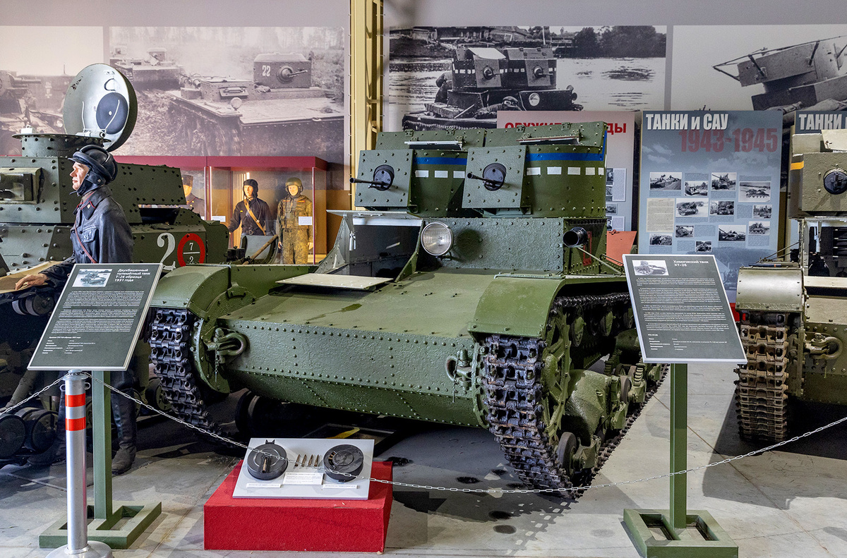    В 1930 году Советский Союз заключил договор с британской фирмой «Виккерс» на поставку 15 двухбашенных пулемётных танков Vickers Mk. E mod. A. В 1931-м танки были приняты на вооружение Рабоче-крестьянской Красной армией под индексом Т-26. Производство Т-26 развернули на ленинградском заводе «Большевик». На фото двухбашенный пулемётный танк Т-26 образца 1931 года. Т-26 оснащался 4-тактным бензиновым двигателем мощностью 90 л. с.   
Светлана Парфенова