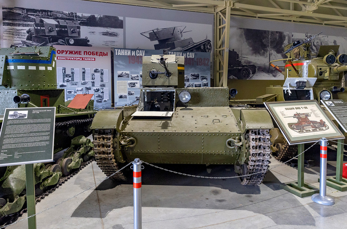    ХТ-26 – химический танк, разработанный на базе лёгкого двухбашенного пулемётного танка Т-26. В правой башне устанавливался огнемёт, позволяющий выпускать горящую огнесмесь, и 7,62-мм пулемёт ДТ. В зависимости от задач, бак танка, помимо огнесмеси, мог заполняться дымообразующей смесью, отравляющими веществами и пр.   
Светлана Парфенова