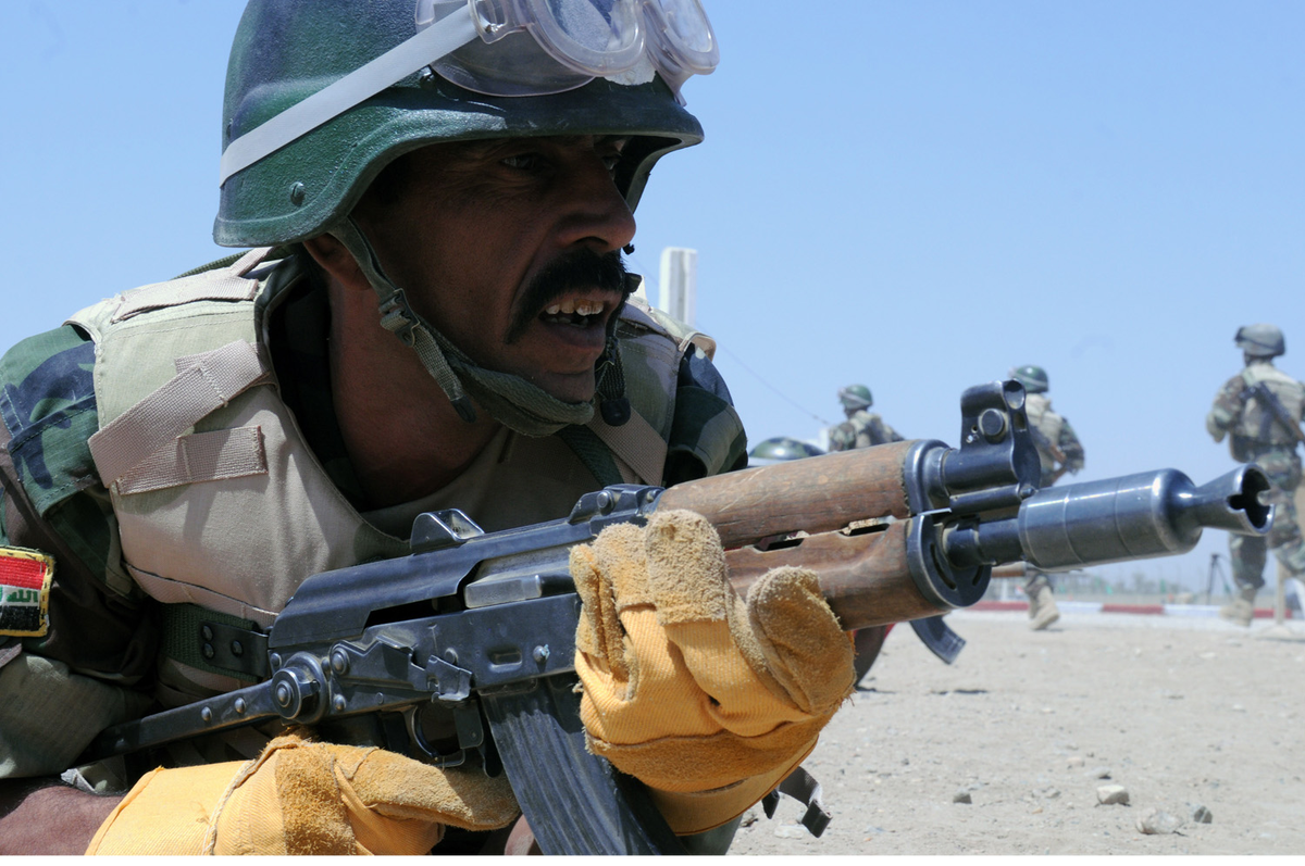 Иракский военнослужащий с  Zastava M92. 2010 год