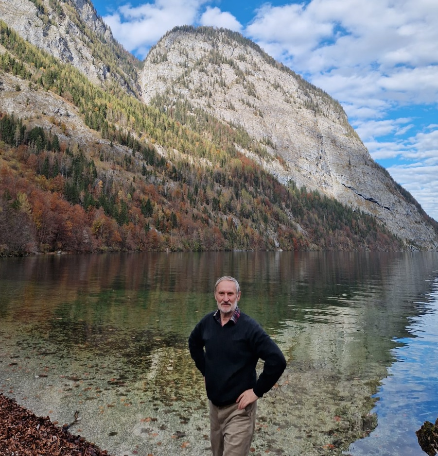 На фото - путешественник Александр Грунский в горах Алтая.