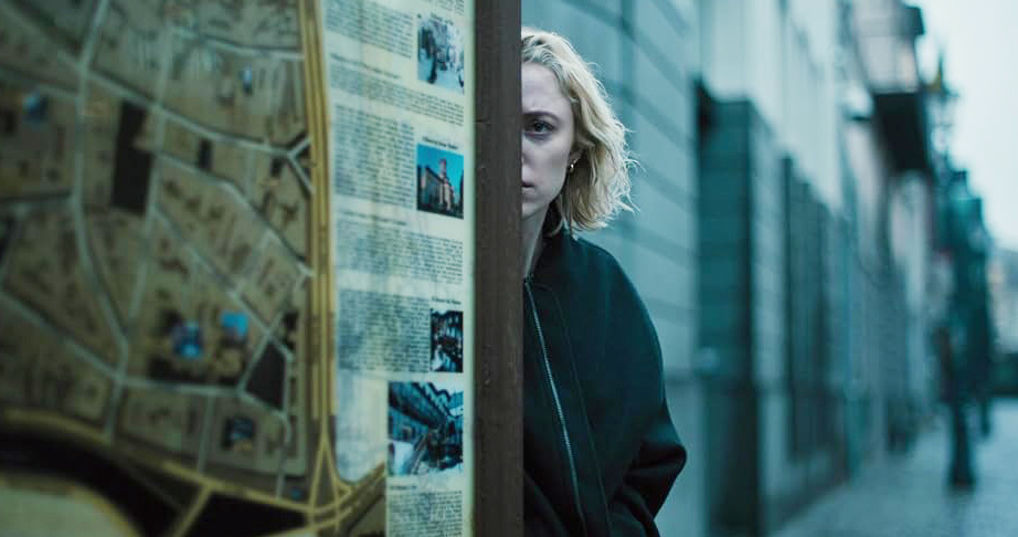 Кадр из фильма Watcher. Режиссер: Хлоя Окуно. Производство: Imagenation Abu Dhabi FZ, Lost City