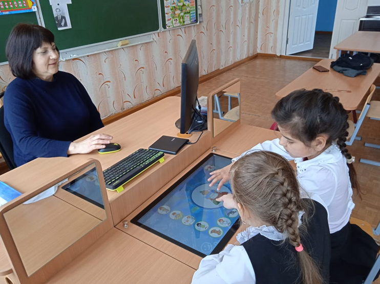 Профессиональный интерактивный логопедический стол «AVKompleks Logo 25»