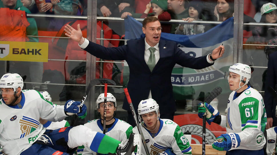 Виктор Козлов (в центре) во время матча.📷Фото: Екатерина Матюшина / Коммерсантъ