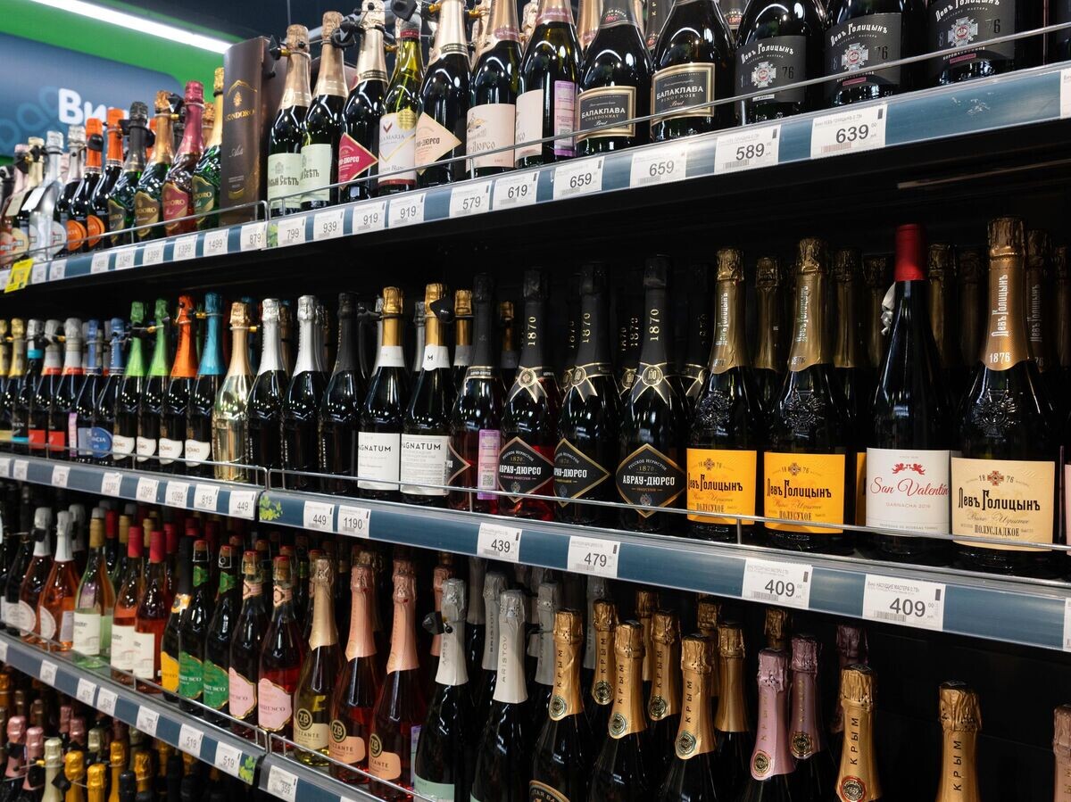    Бутылки на полках в винном отделе одного из магазинов "Перекресток" в Москве© РИА Новости / Владимир Трефилов