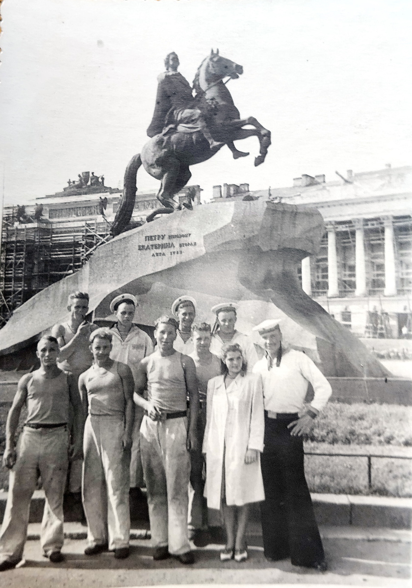 1949 год. Пятеро в рабочей одежде. Видимо, на крейсере «Адмирал Макаров», где начинал службу мой отец , идёт подготовка к Военно-Морскому параду .Первый справа во втором ряду - мой папа. Крейсер всегда стоял во время парада напротив " Медного всадника"