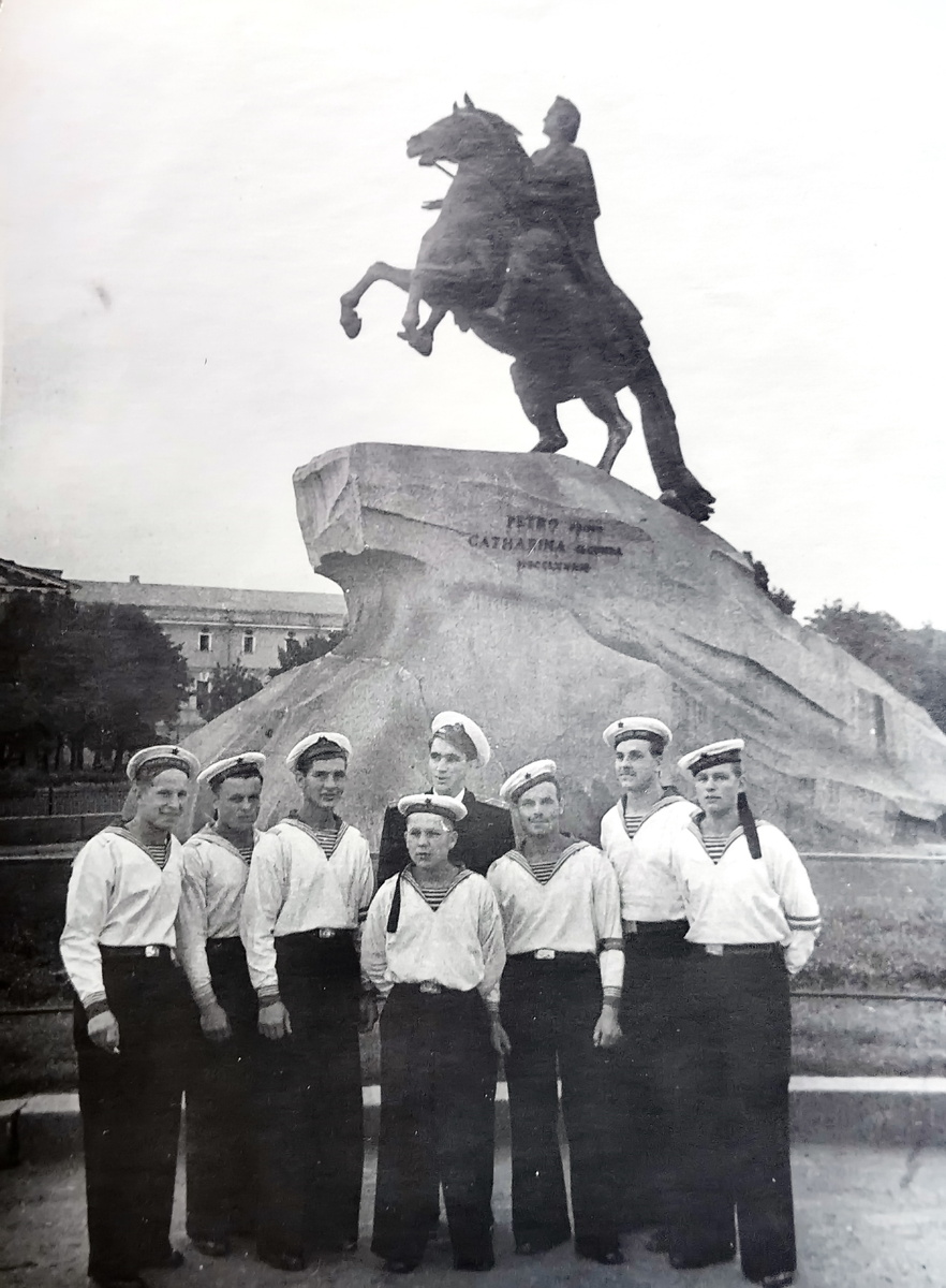 1949 год, похоже , что некоторые моряки патрульные. У них на рукавах патрульные ленты. Второй слева- мой папа