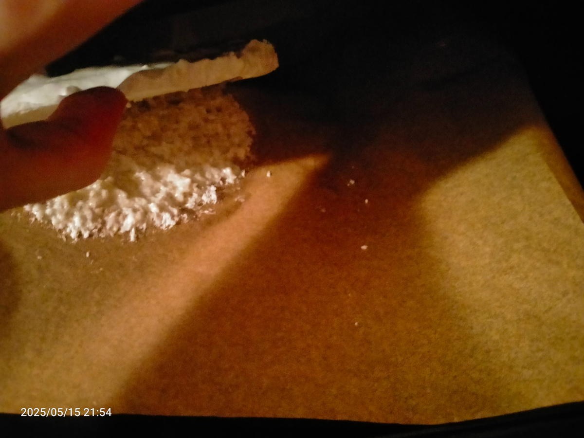 Вот поднимаю корж, а внизу сыро. Прошло 3,5 часа, как в оригинальном рецепте. 