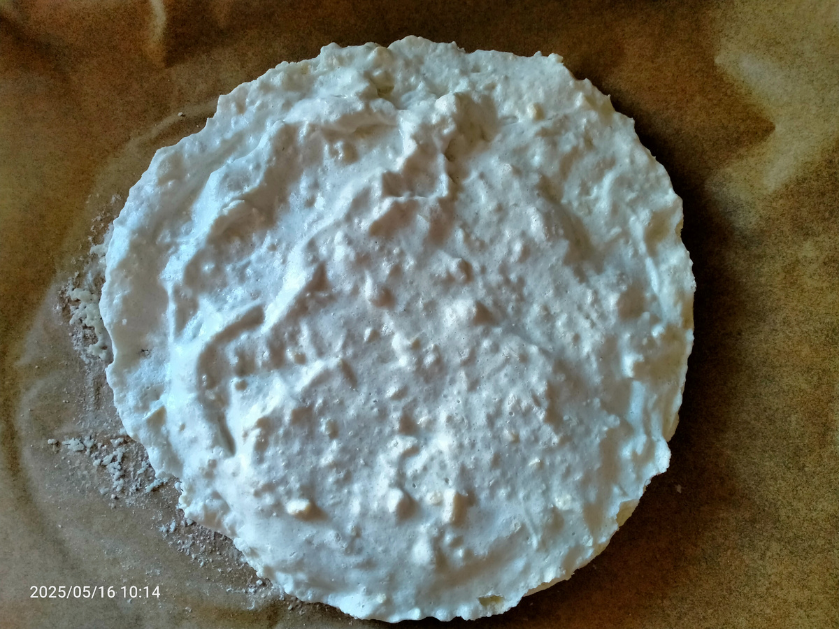 Вот такой корж сверху у меня получился. Фотография автора 