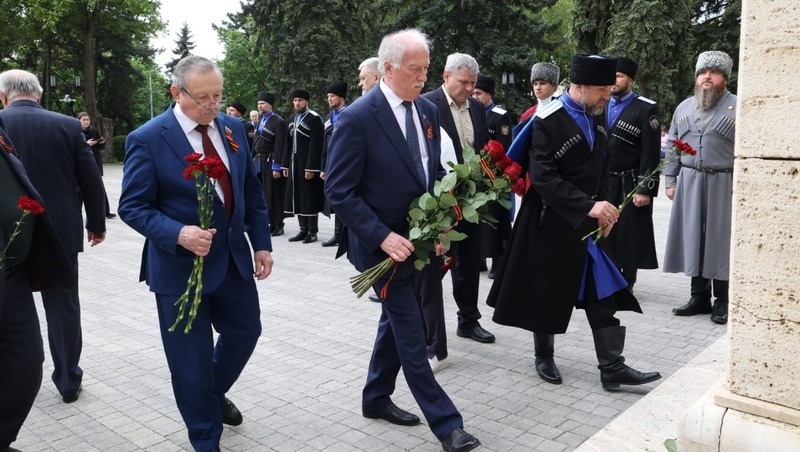    Депутаты почтили память павших Фото: пресс-служба Думы Ставропольского края