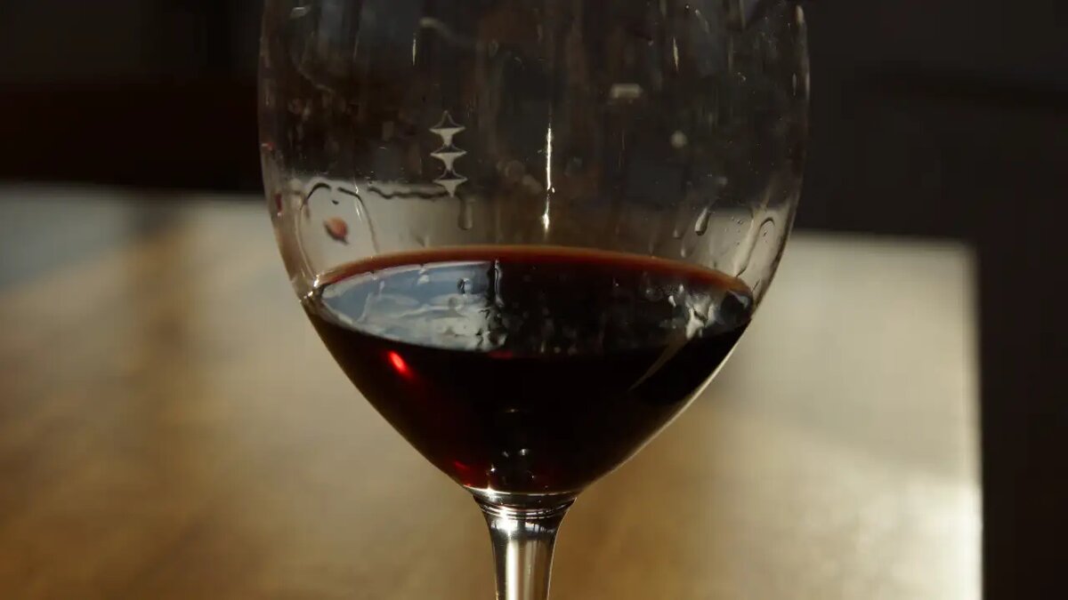    Вино в бокале