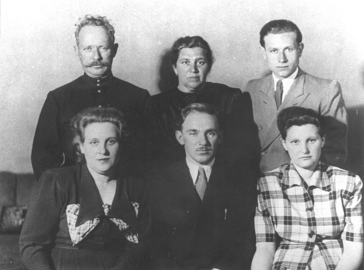 М.А.Шолохов, М.П. Шолохова, А.М. Шолохова, В.А. Шолохова, Н. Югова, В.Г. Сычев. 1950-е гг.