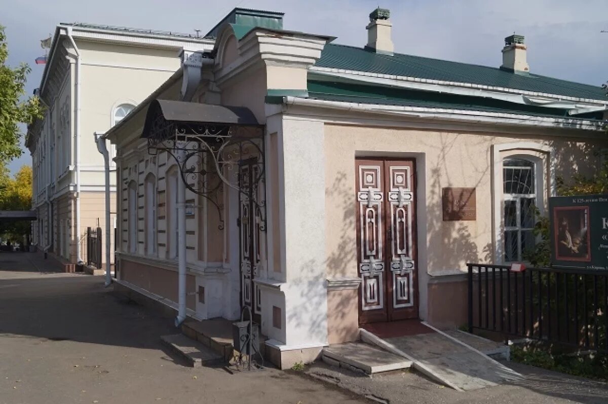    «Экскурсобот» и арт-сушка.