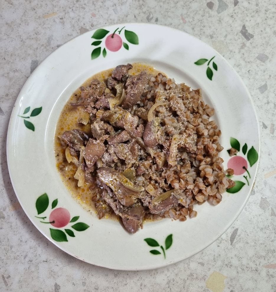 Гречка и куриная печень в сметане