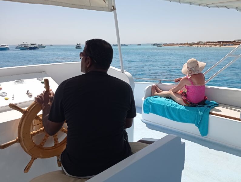 Аня попросила свое лицо в наших публикациях не показывать. Фото: Женщина после 50