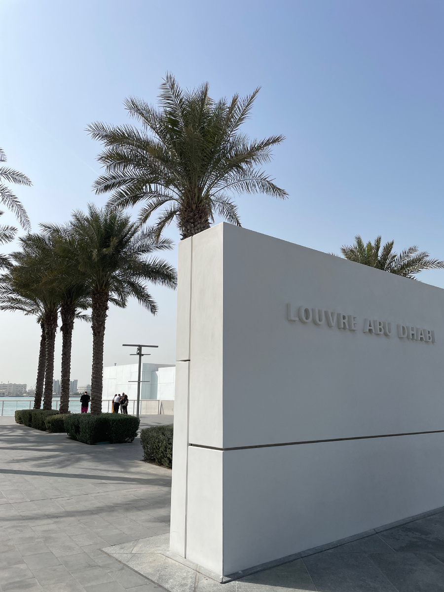 Белоснежная входная зона Лувра