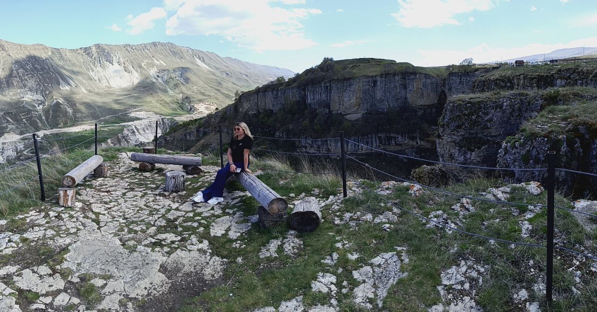 за спиной там где то водопад.