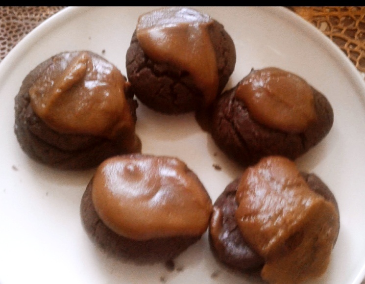 Сверху можно украсить сваренной шоколадной глазурью или готовыми топингами. Фото автора.