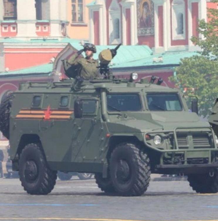    На Параде Победы в Москве расчетом бронеавтомобиля «Тигр-М» командовал боец из Югры